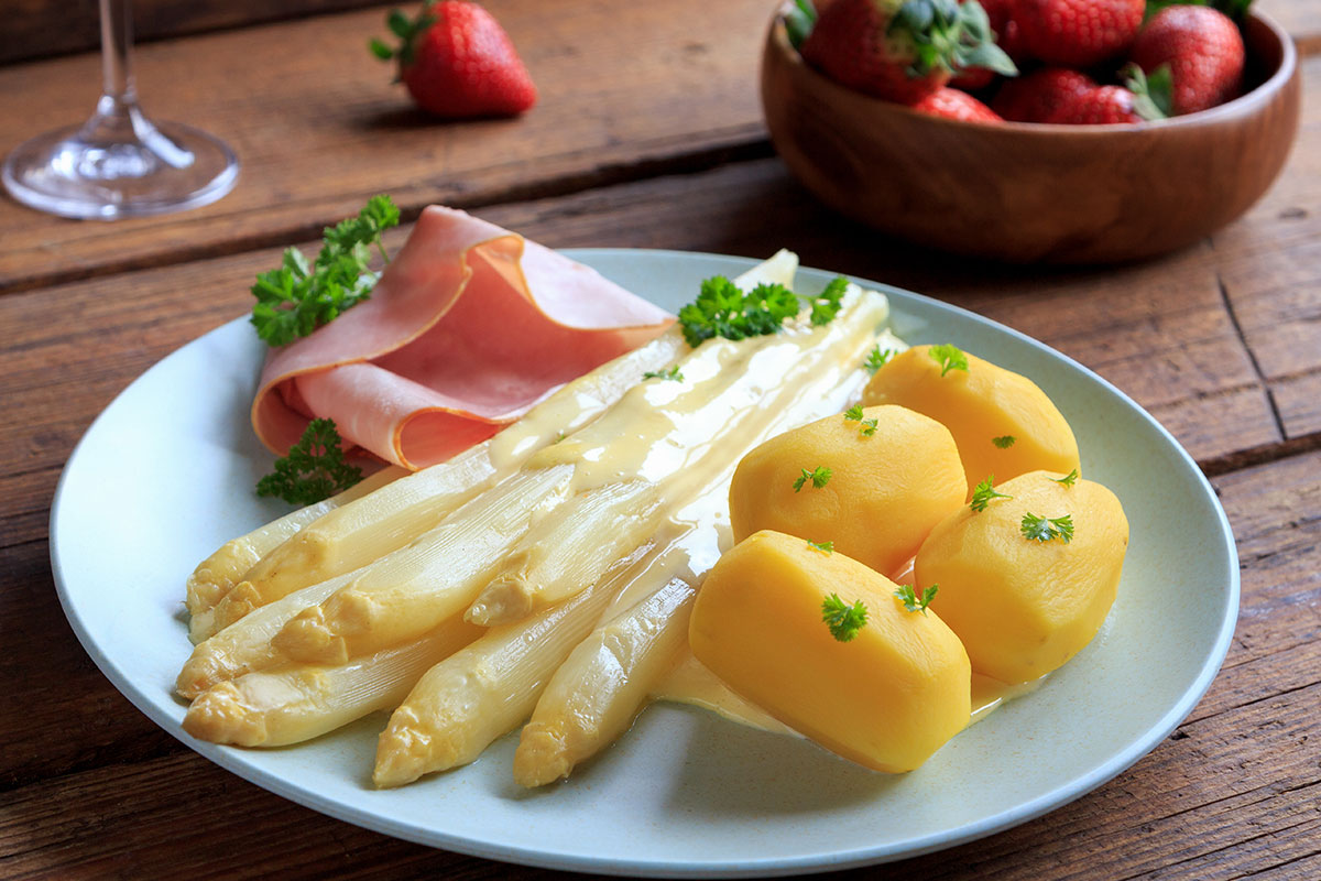 Haselnuss-Hollandaise zum Spargel