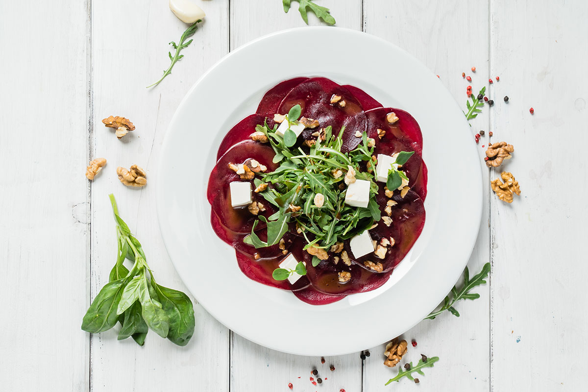 Rote-Bete-Carpaccio mit Ziegenkäse und Haselnussöl