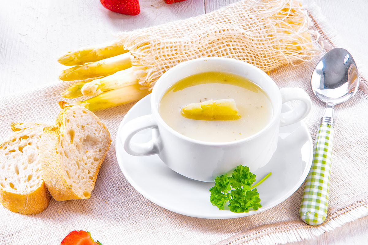Spargelcreme-Suppe mit Haselnussöl